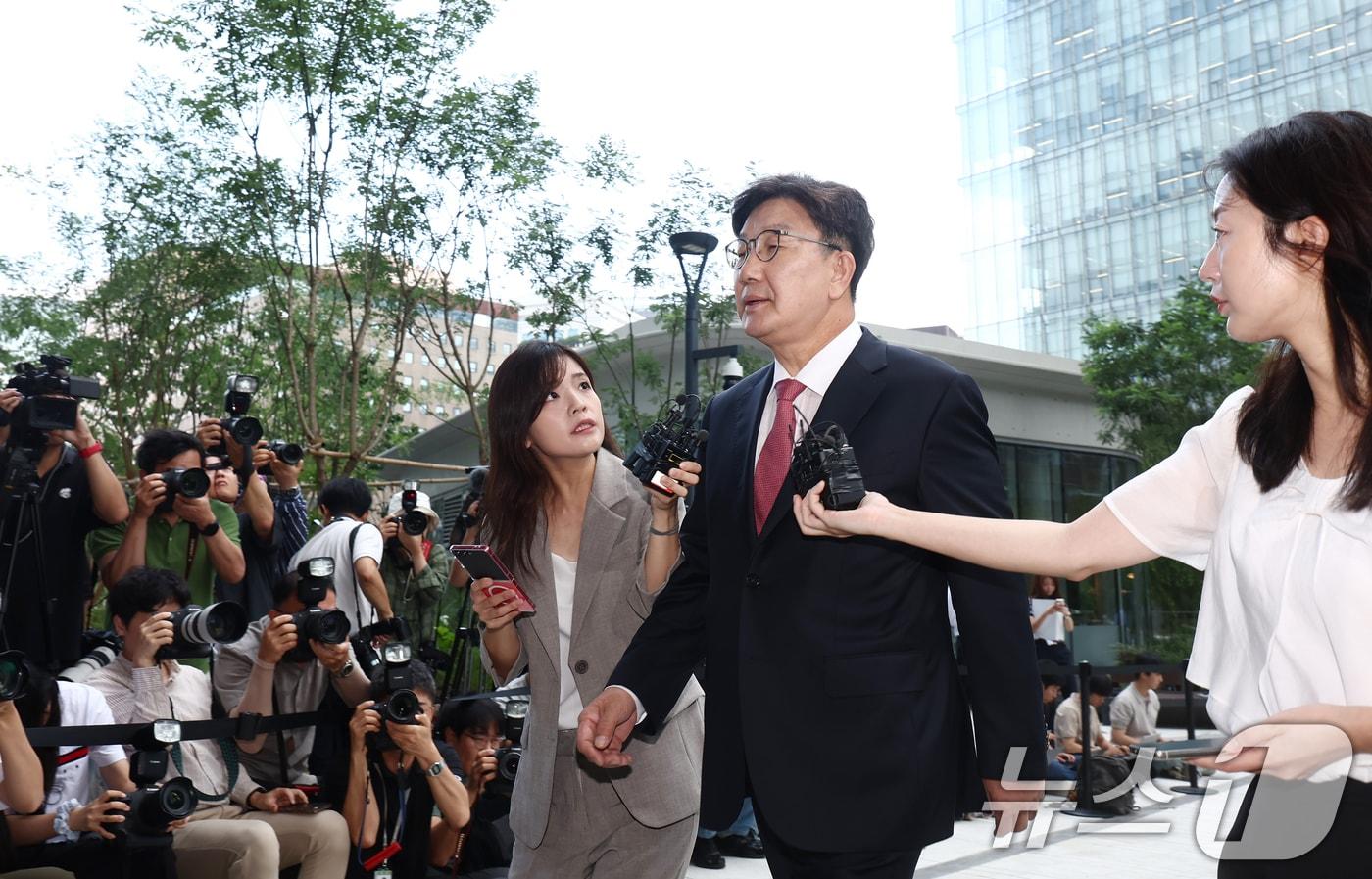 권성동 국민의힘 의원이 27일 오전 서울 종로구에 마련된 김건희 특검팀&#40;특별검사 민중기&#41; 사무실로 통일교 부정 청탁 의혹 관련 조사를 받기 위해 출석하고 있다. 2025.8.27/뉴스1 ⓒ News1 김민지 기자