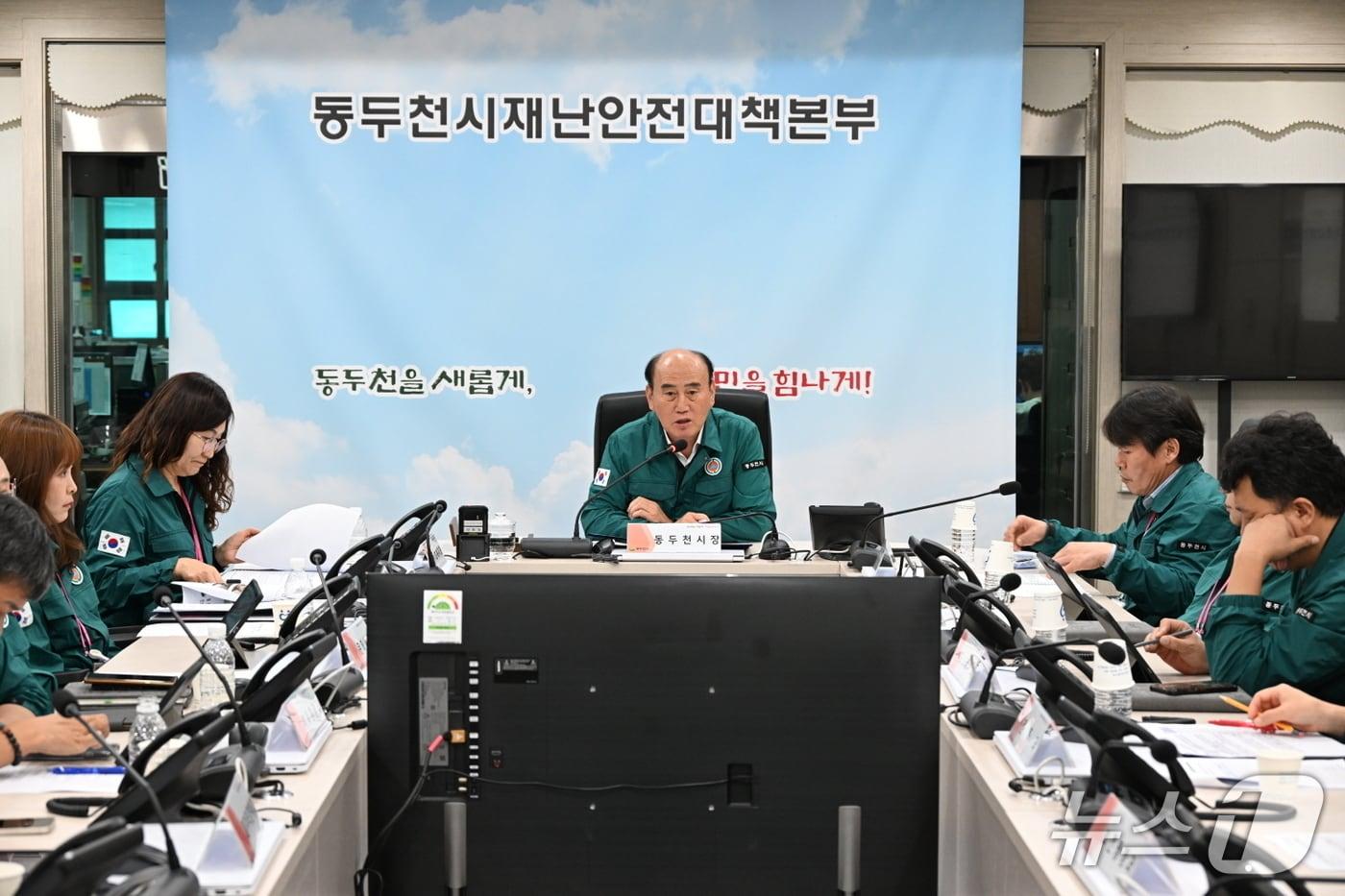 박형덕 경기 동두천시장이 시 공무원들과 회의하는 모습.