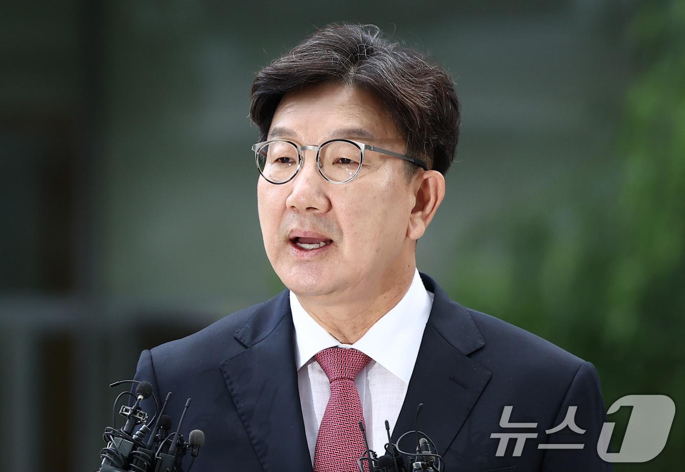 권성동 국민의힘 의원이 27일 오전 서울 종로구에 마련된 김건희 특검팀&#40;특별검사 민중기&#41; 사무실로 통일교 부정 청탁 의혹 관련 조사를 받기 위해 출석하며 취재진 질의에 답변하고 있다. 2025.8.27/뉴스1 ⓒ News1 김민지 기자