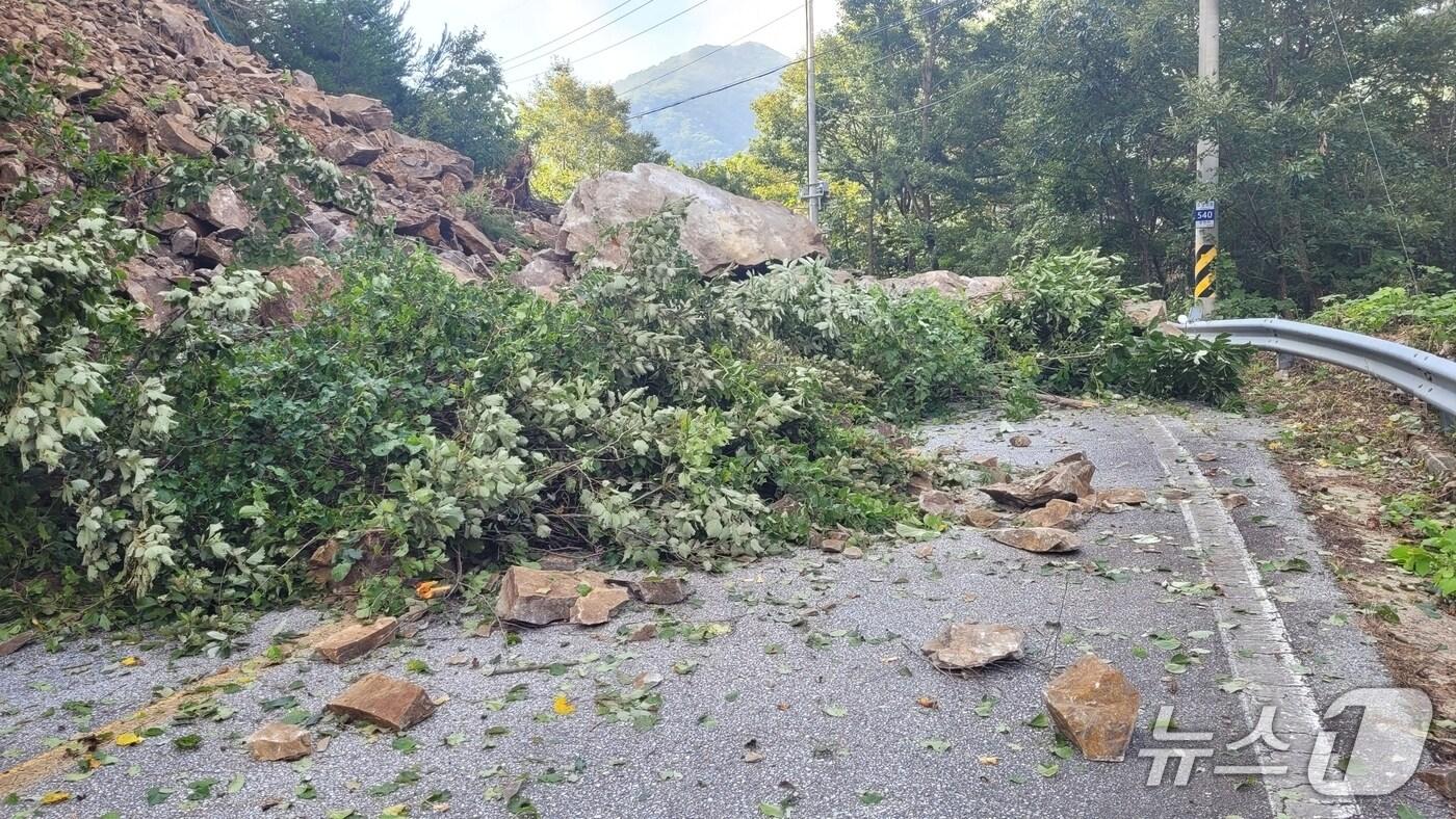 27일 오전 춘천 북산면 추전리 산 35-3에서 낙석이 발생했다.(춘천시 제공. 재판매 및 DB금지)/뉴스1