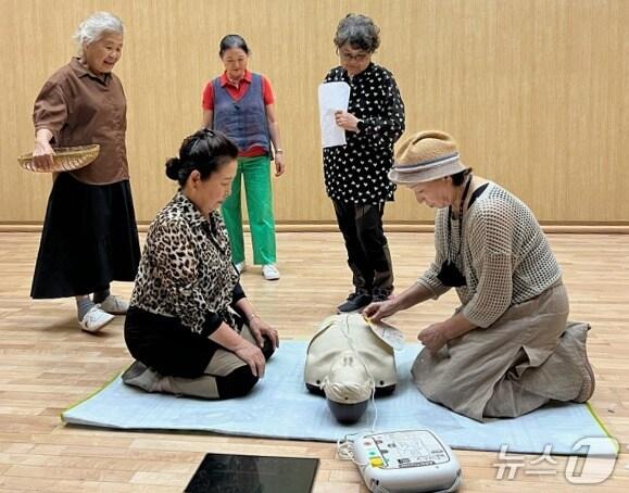 본문 이미지 - 예산소방서, 어르신 심폐소생술 경연대회 열띤 준비 모습. (예산소방서 제공. 재판매 및 DB금지)2025.8.27/뉴스1