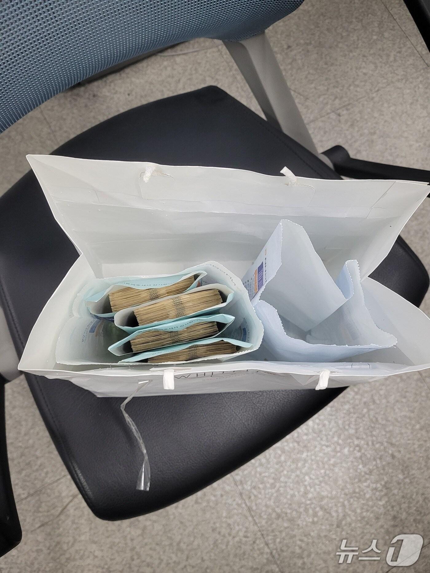 본문 이미지 - 쇼핑백에 담긴 현금다발&#40;대전경찰청 제공&#41; /뉴스1