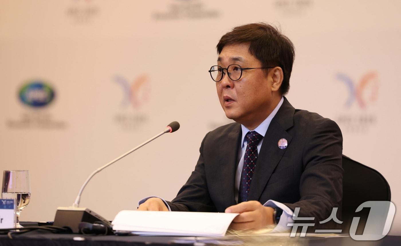 최휘영 문화체육관광부 장관이 27일 경북 경주 힐튼호텔에서 열린 &#39;APEC 문화산업고위급대화 개회식&#39;에서 개회사를 하고 있다. &#40;문화체육관광부 제공. 재판매 및 DB 금지&#41; 2025.8.27/뉴스1