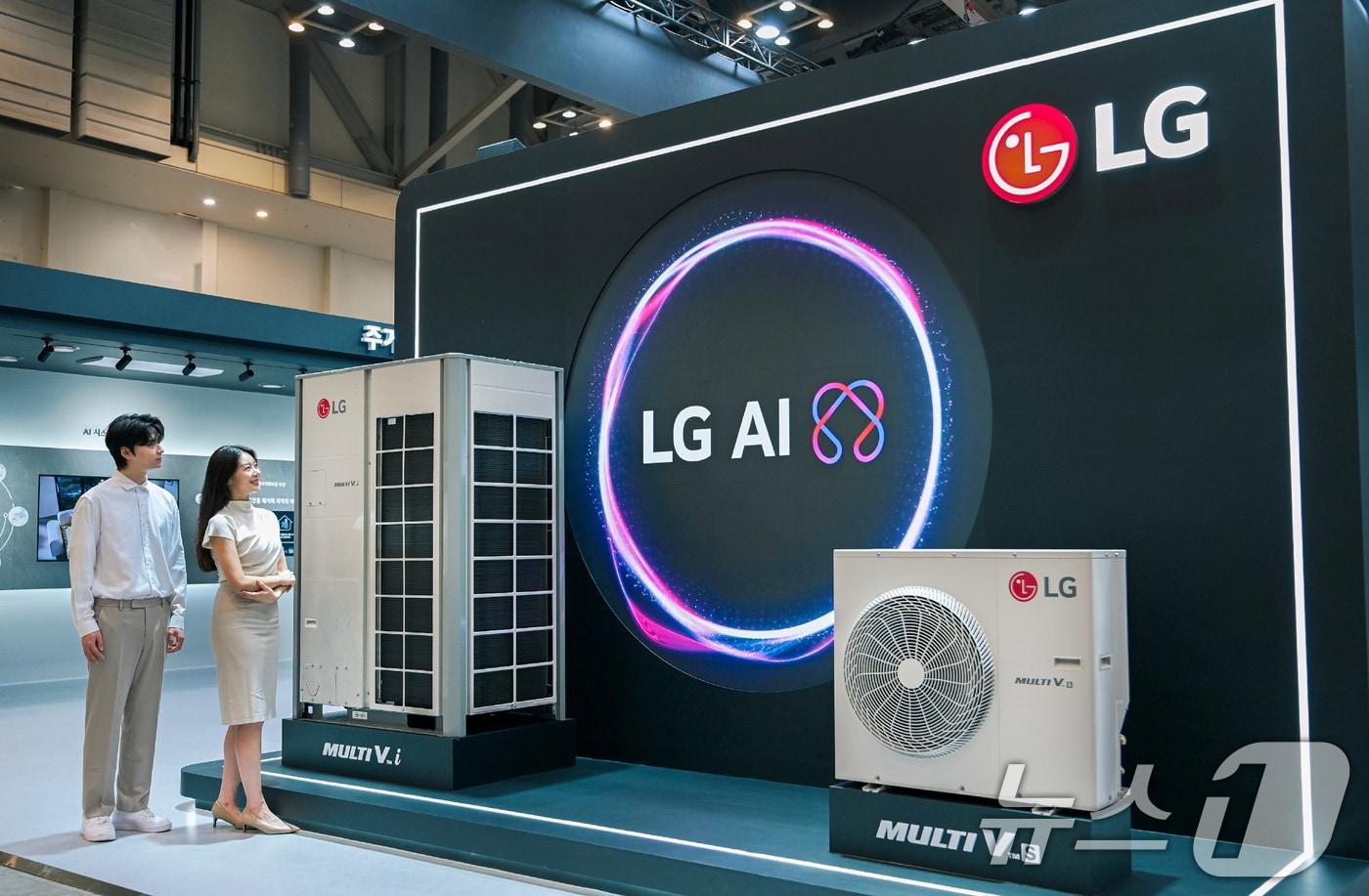 LG전자가 오는 29일까지 부산 벡스코에서 열리는 ‘2025 기후산업국제박람회’에 참가해 AI 기반 고효율 냉난방공조(HVAC) 솔루션을 선보인다고 27일 밝혔다. 사진은 LG전자 시스템에어컨 '멀티브이 아이(Multi V i)'와 '멀티브이 에스(Multi V S) 모습. (LG전자 제공. 재판매 및 DB 금지) 2025.8.27/뉴스1