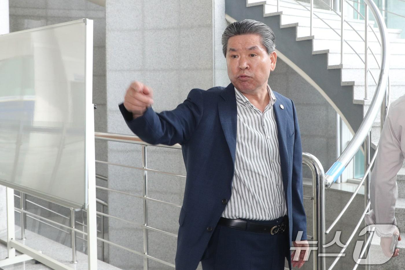 김영환 충북지사에게 해외출장 경비 명목으로 금품을 건넨 혐의를 받는 윤현우 충북체육회장이 27일 청주시 충북경찰청에 출석하며 취재진 질문에 답하고 있다. 윤 회장은 이날 디지털 포렌식 참관을 위해 변호사와 함께 경찰을 찾았다. 2025.8.27/뉴스1 ⓒ News1 김용빈 기자