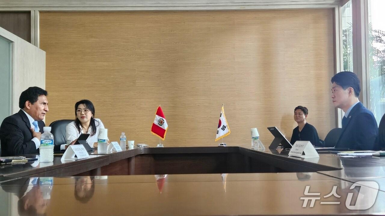 본문 이미지 - 노용석 중소벤처기업부 차관이 27일 서울 종로구 정부서울청사에서 페루 생산부 차관을 만나 APEC 중소기업 장관회의 개최 및 중소기업 협력 방안에 대해 논의하고 있다. &#40;중기부 제공&#41;