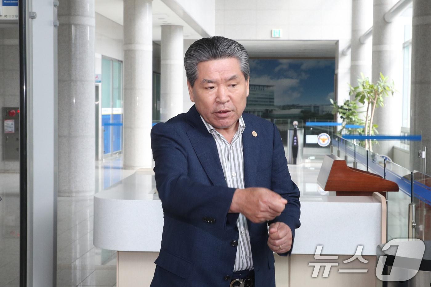 김영환 충북지사에게 해외출장 경비 명목으로 금품을 건넨 혐의를 받는 윤현우 충북체육회장이 27일 청주시 충북경찰청으로 출석하며 취재진 질문에 답하고 있다.  2025.8.27/뉴스1 ⓒ News1 김용빈 기자