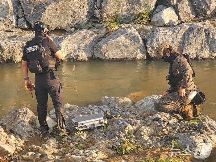 본문 이미지 - 경찰특공대와 군 폭발물 처리반이 26일 아산 약봉천에서 발견된 폭발물을 확인하고 있다. (아산소방서 제공. 재판매 및 DB금지)