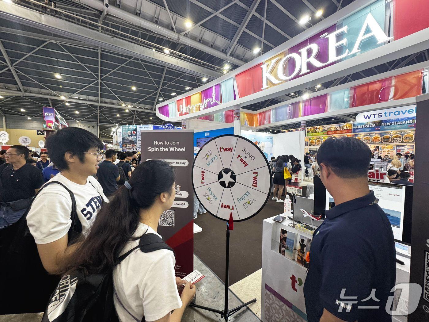 본문 이미지 - 지난 15~17일 싱가포르 엑스포에서 개최된 여행박람회 '나타스 홀리데이 2025'에 티웨이항공과 소노호텔앤리조트가 공동으로 부스를 차린 모습(티웨이항공 제공). 2025.08.27.