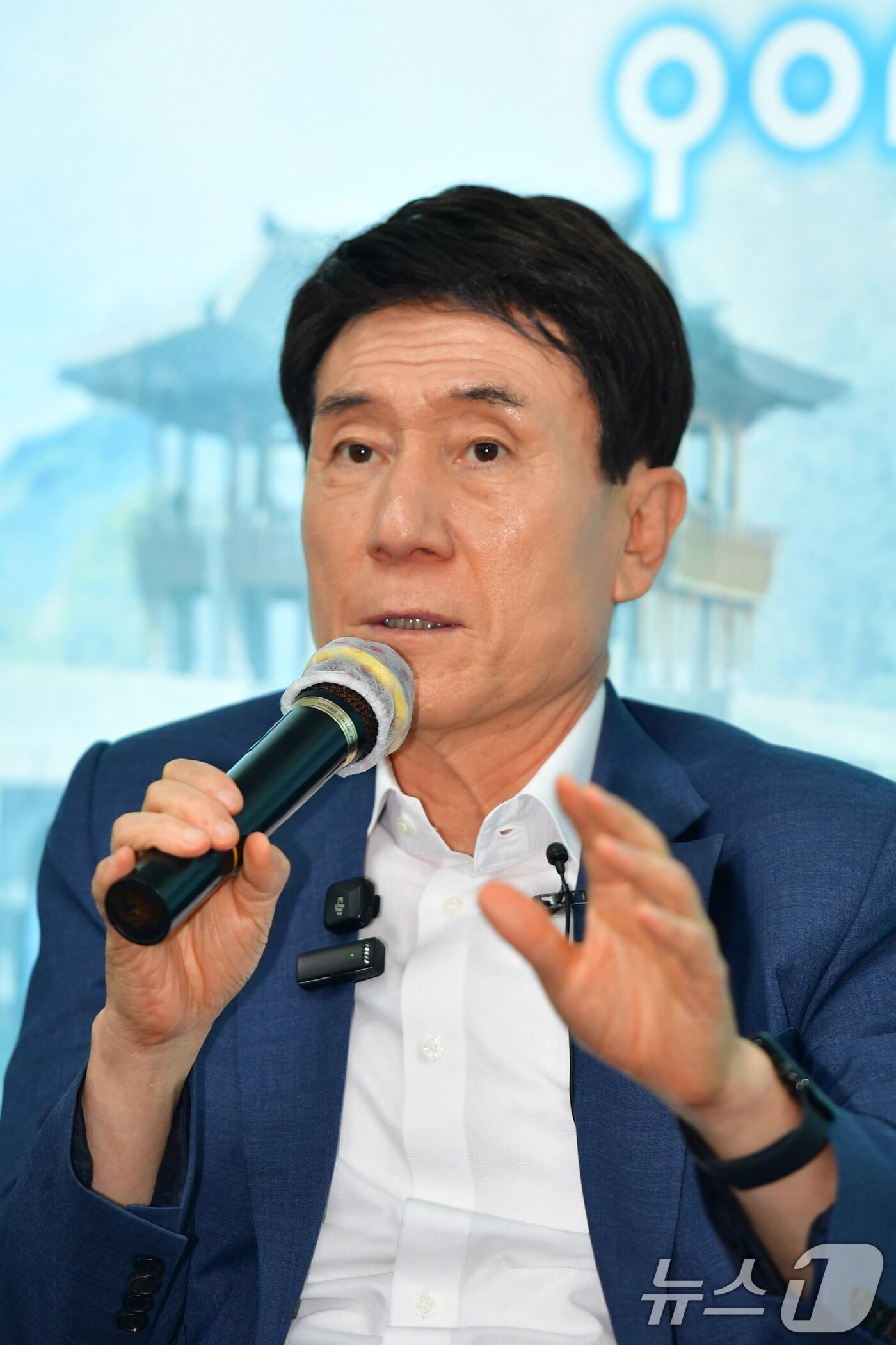 본문 이미지 - 이강덕 경북 포항시장이 27일 시청 브리핑룸에서 열린 통합주거복지정책 기지회견에서 시가 추진 중인 사안에 대해 발표하고 있다. 2025.8.27/뉴스1 ⓒ News1 최창호 기자