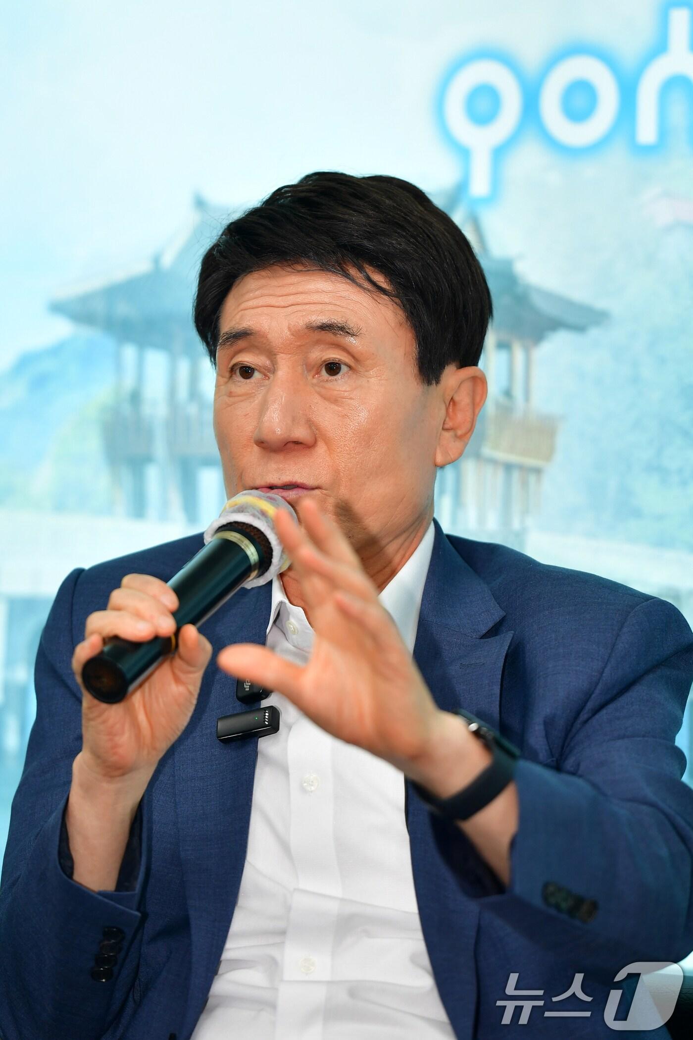 본문 이미지 - 이강덕 경북 포항시장이 27일 포항시청 브리핑룸에서 열린 기지회견에서 시가 추진 중인 사안에 대해 발표하고 있다. 2025.8.27/뉴스1 ⓒ News1 최창호 기자