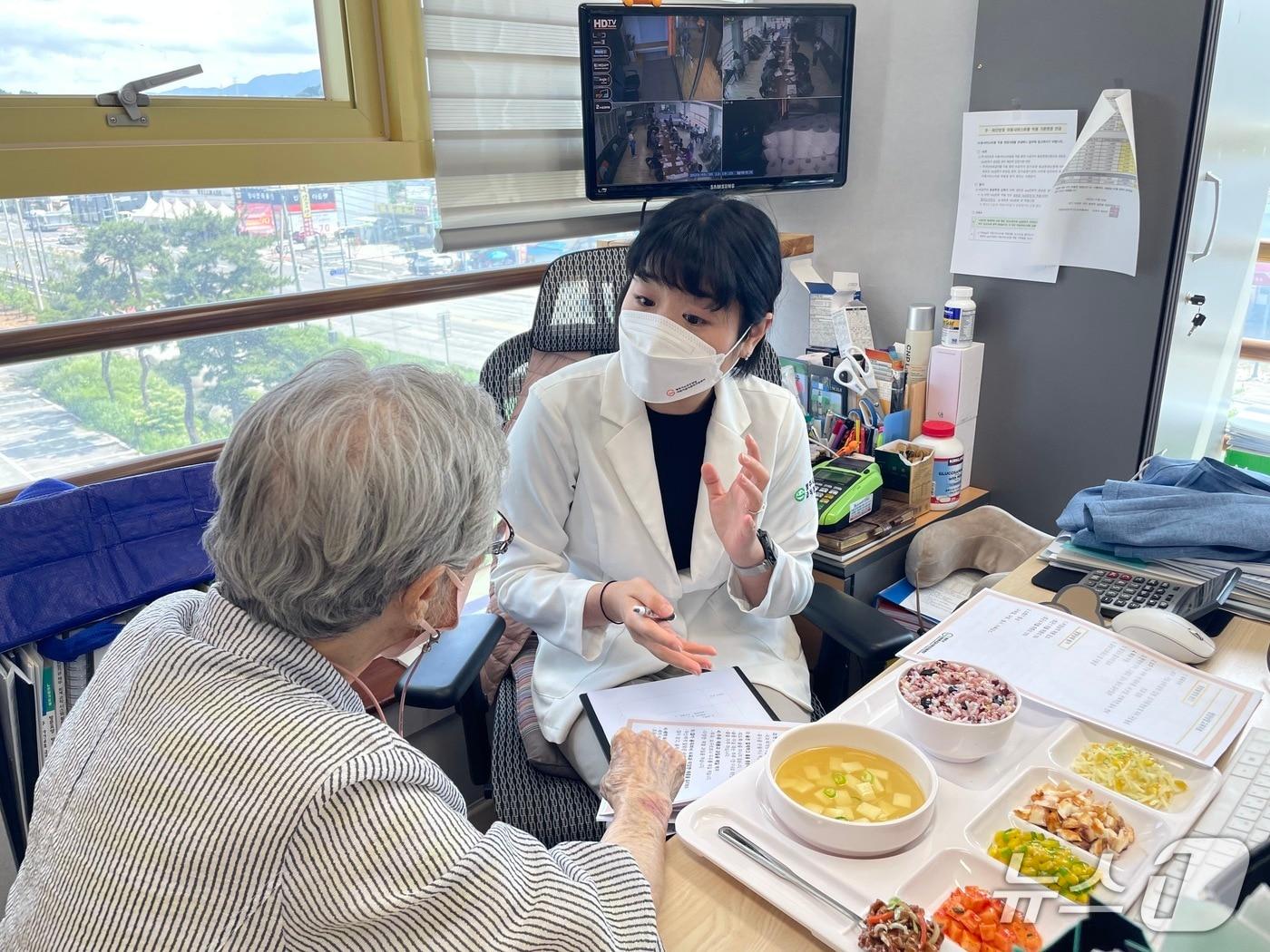 본문 이미지 - 어린이사회복지 급식관리지원센터의 어르신 영양상담 모습.(청주시 제공. 재판매 및 DB금지)/뉴스1