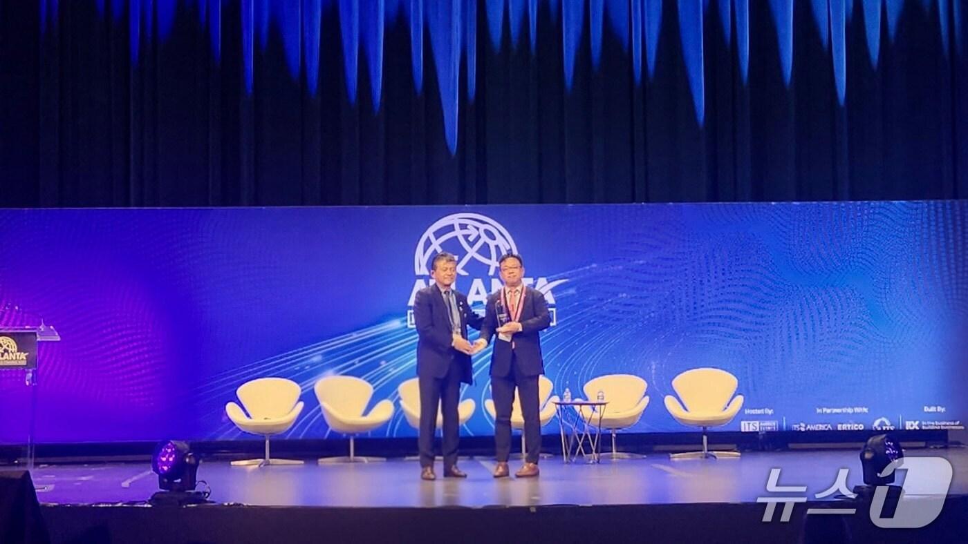 김현수 경기 수원시 제1부시장&#40;오른쪽&#41;이 26일&#40;현지 시각&#41; 미국 애틀랜타 조지아 월드 콩그레스 센터&#40;Georgia World Congress Center&#41;에서 열린 &#39;2025 애틀랜타 ITS 세계총회&#39; 시상식에서 명예의 전당 지자체 공로상을 받고 있다. &#40;수원시 제공. 재판매 및 DB 금지&#41; 2025.8.27/뉴스1