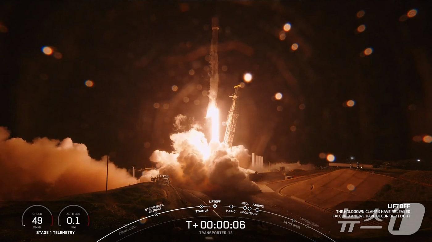 진주샛-1B가 실려있는 스페이스X의 팰컨9이 3월 15일 오후 3시39분쯤&#40;현지시각 14일 오후 11시 39분&#41; 미국 캘리포니아주 밴덴버그 우주군 기지에서 발사되고 있다.&#40;진주시 제공, 재판매 및 DB 금지&#41;