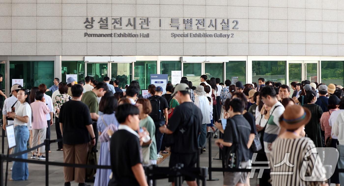 본문 이미지 -  서울 용산구 국립중앙박물관 전시실 앞에서 관람객들이 줄을 서 입장을 기다리고 있는 모습. ⓒ 뉴스1 황기선 기자