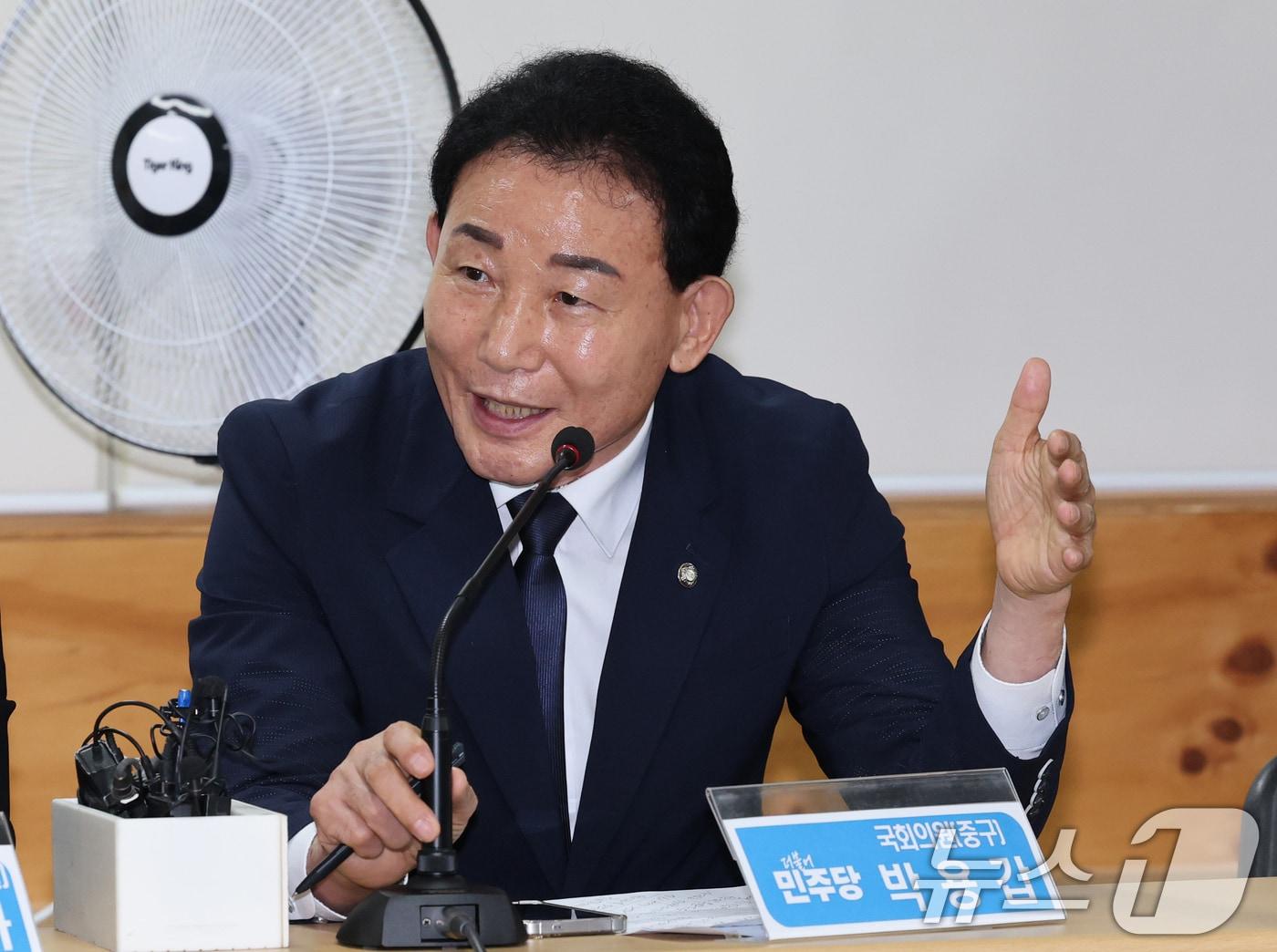 본문 이미지 - 박용갑 더불어민주당 의원(대전 중구)이 27일 대전 중구 더불어민주당 대전시당에서 열린 제152차 현장 최고위원회의에 참석해 발언을 하고 있다. 2025.8.27/뉴스1 ⓒ News1 김기태 기자