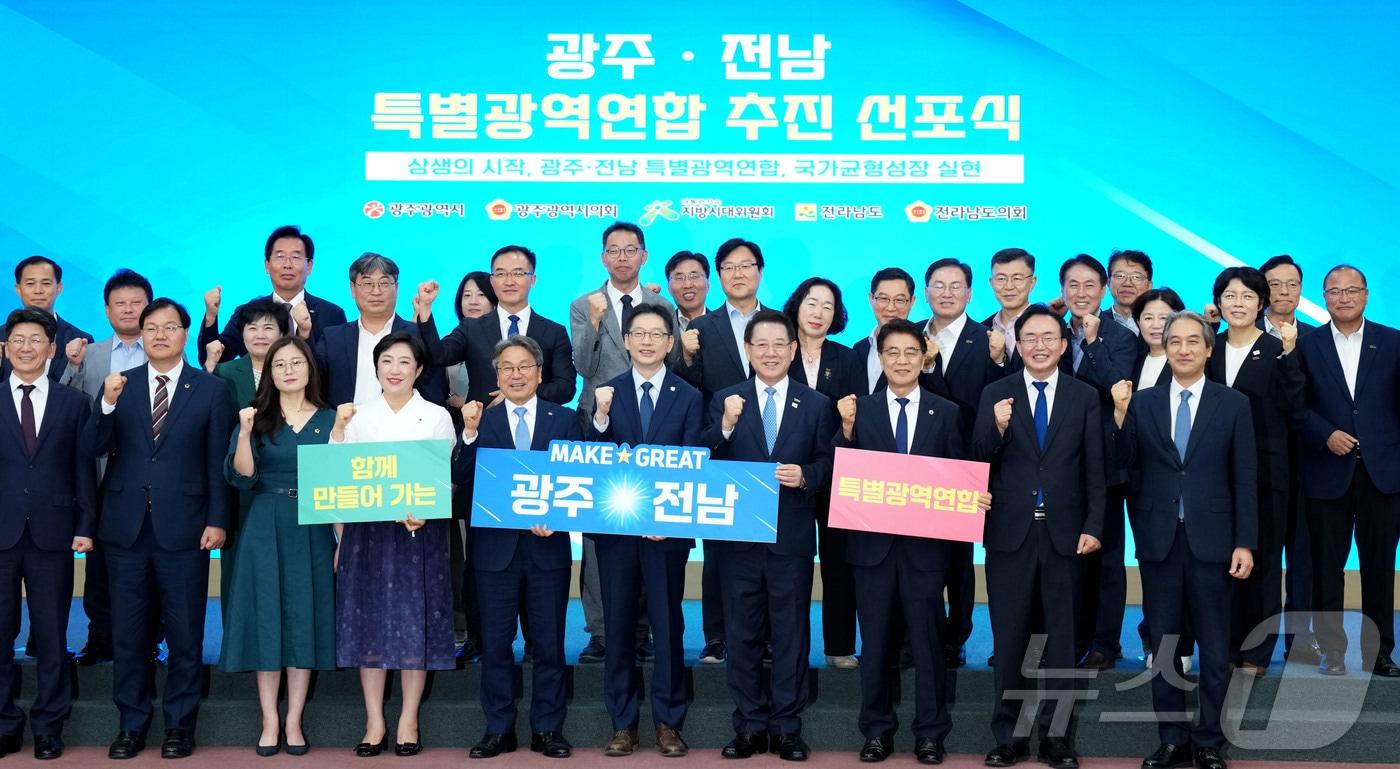 김영록 전라남도지사가 27일 오전 나주시청에서 열린 ‘광주·전남 특별지방자치단체 선포식’에서 광주·전남 특별지방자치단체 설치 공동협약서 체결 후 강기정 광주광역시장, 신수정 광주광역시의회 의장, 김태균 전라남도의회 의장, 김경수 지방시대위원회 위원장 등과 기념촬영하고 있다.&#40;전남도 제공. 재판매 및 DB금지&#41; 2025.8.27/뉴스1