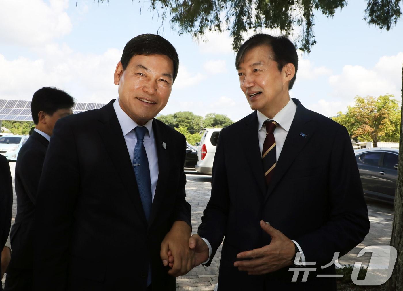 본문 이미지 - 지난해 8월 27일 조국  당시 조국혁신당 혁신정책연구원장이 전남 담양군청에서 '조국혁신당 1호 단체장'인 정철원 담양군수를 만나 인사하고 있다. 2025.8.27/뉴스1 ⓒ News1 이수민 기자