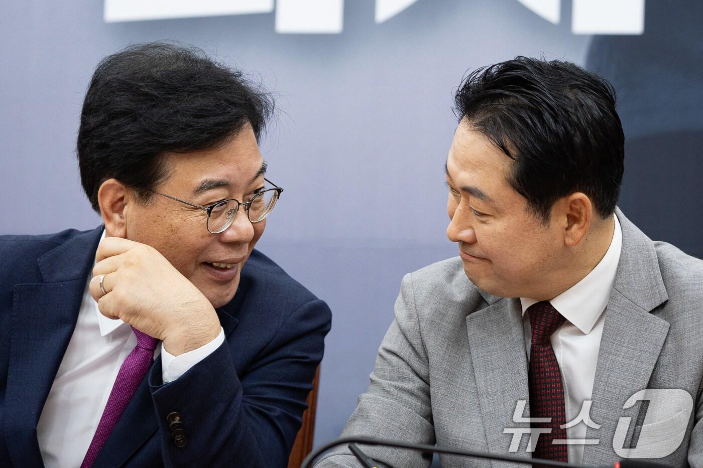 장동혁 국민의힘 대표(오른쪽)와 송언석 원내대표가 27일 서울 여의도 국회에서 열린 첫 최고위원회의에서 대화를 나누고 있다. 2025.8.27/뉴스1 ⓒ News1 유승관 기자
