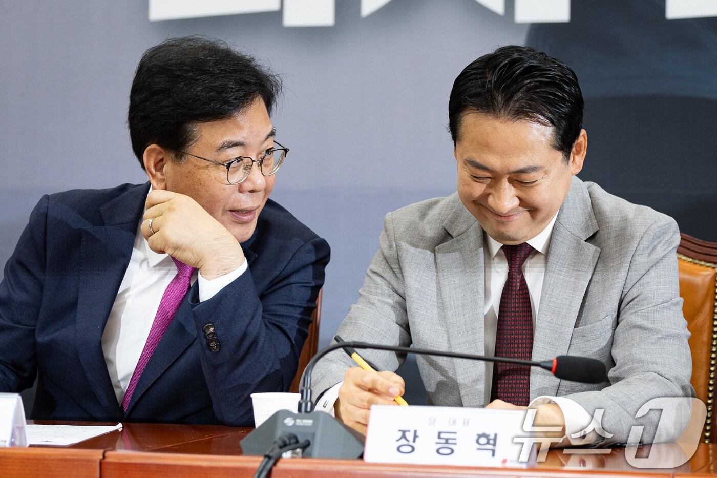 장동혁 국민의힘 대표(오른쪽)와 송언석 원내대표가 27일 서울 여의도 국회에서 열린 첫 최고위원회의에서 대화를 나누고 있다. 2025.8.27/뉴스1 ⓒ News1 유승관 기자
