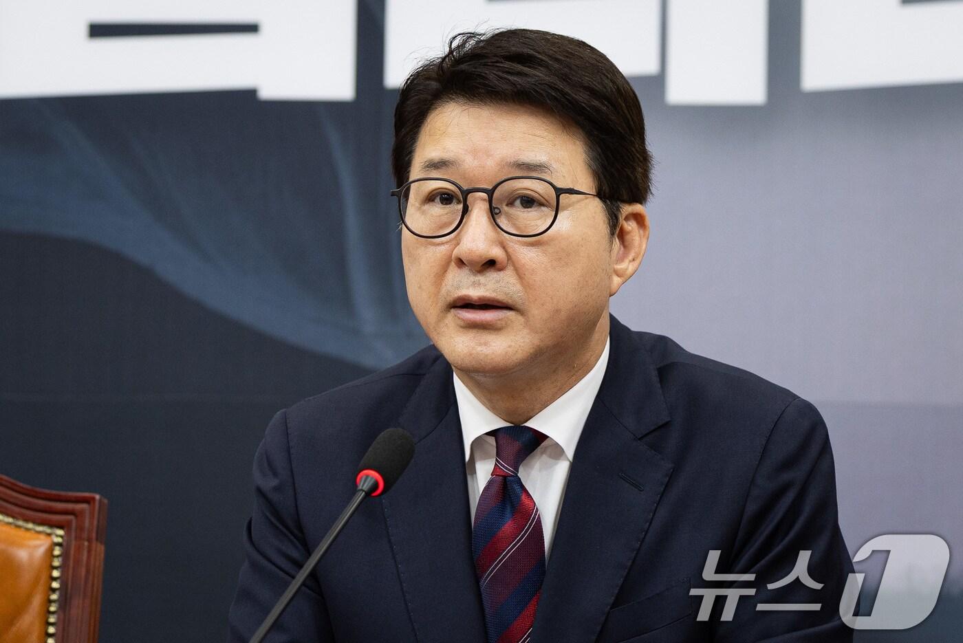 신동욱 국민의힘 최고위원이 27일 서울 여의도 국회에서 열린 첫 최고위원회의에서 모두 발언을 하고 있다. 2025.8.27/뉴스1 ⓒ News1 유승관 기자