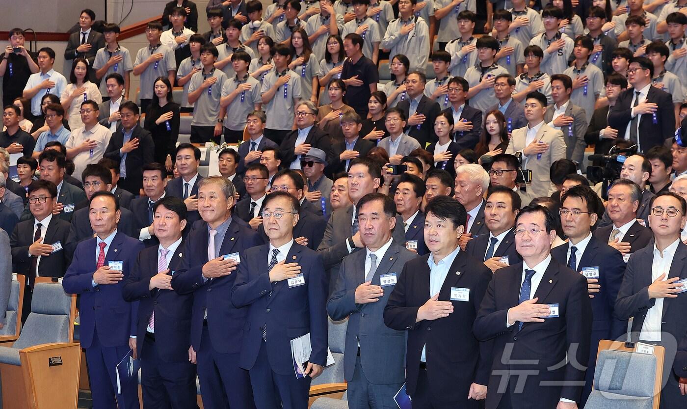 27일 서울 강남구 건설회관에서 열린 ‘2025 건설의날’ 기념식에서 참석자들이 국민의레를 하고 있다. 2025.8.27/뉴스1 ⓒ News1 김진환 기자