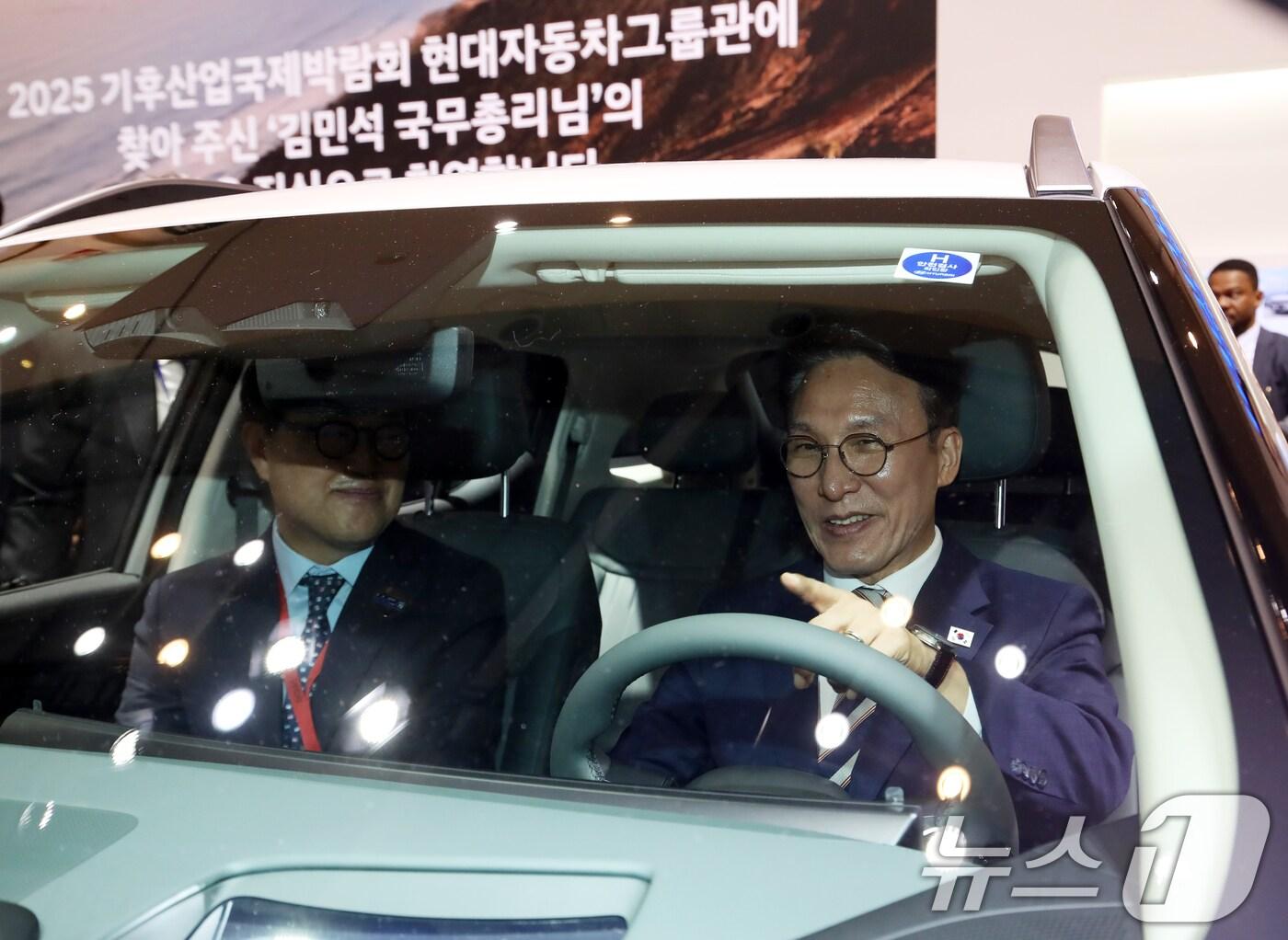 본문 이미지 - 김민석 국무총리가 27일 부산 해운대구 벡스코 제1전시장에서 열린 &#39;2025 기후산업국제박람회&#40;WCE&#41;&#39;에서 현대자동차 부스를 찾아 신형 넥쏘 수소전기차에 탑승해 내부를 둘러보고 있다. 2025.8.27/뉴스1 ⓒ News1 윤일지 기자