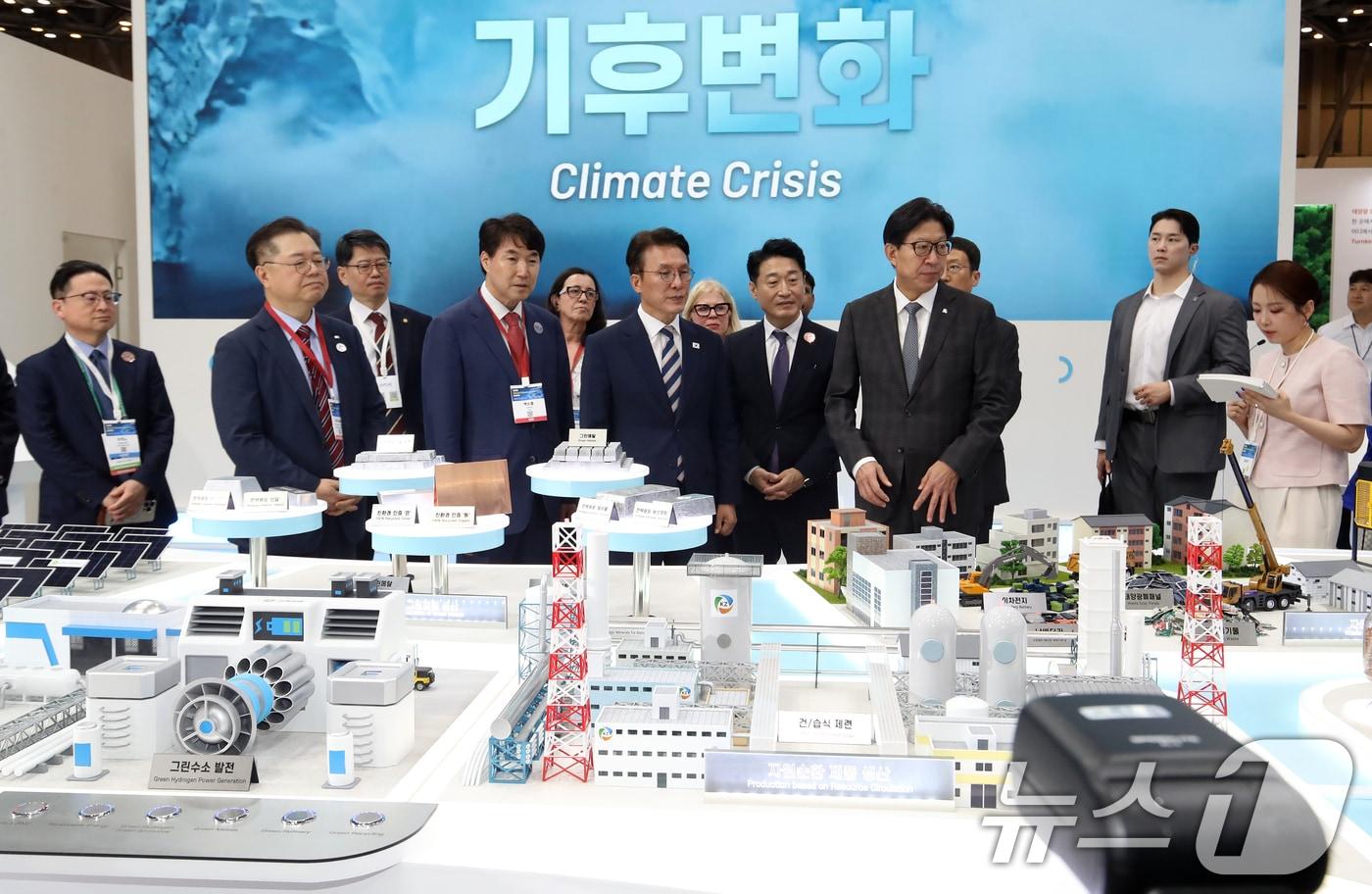 김민석 국무총리가 27일 부산 해운대구 벡스코 제1전시장에서 열린 &#39;2025 기후산업국제박람회&#40;WCE&#41;&#39;에서 고려아연 부스를 둘러보고 있다. 2025.8.27/뉴스1 ⓒ News1 윤일지 기자