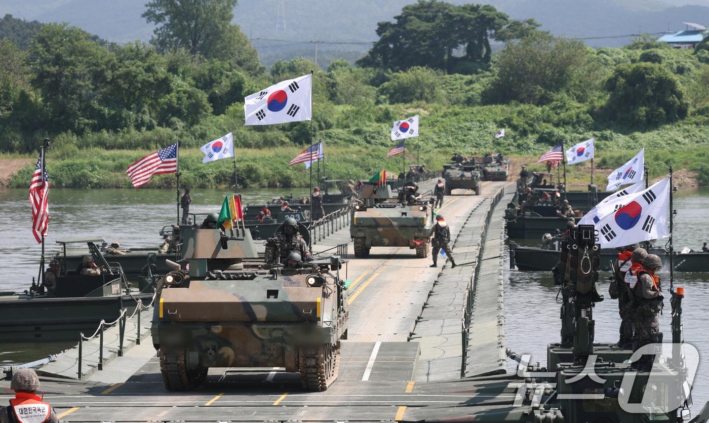 27일 경기 여주시 남한강 일대 훈련장에서 실시한 '한미연합 제병협동 도하훈련'에서 육군 제7공병여단 장병들과 미2사단/한미연합사단 장병들이 부교 도하훈련을 하고 있다. 2025.8.27/뉴스1 ⓒ News1 김영운 기자