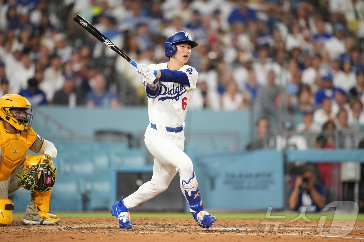 타격하는 LA 다저스 김혜성. ⓒ 로이터=뉴스1