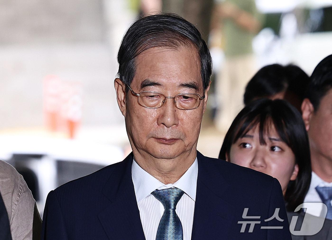 본문 이미지 - 12·3 비상계엄 과정에서 윤석열 전 대통령의 내란 행위를 방조한 혐의를 받는 한덕수 전 국무총리가 27일 오후 서초구 서울중앙지방법원에서 열린 구속 전 피의자 심문&#40;영장실질심사&#41;에 출석하고 있다. 2025.8.27/뉴스1 ⓒ News1 구윤성 기자