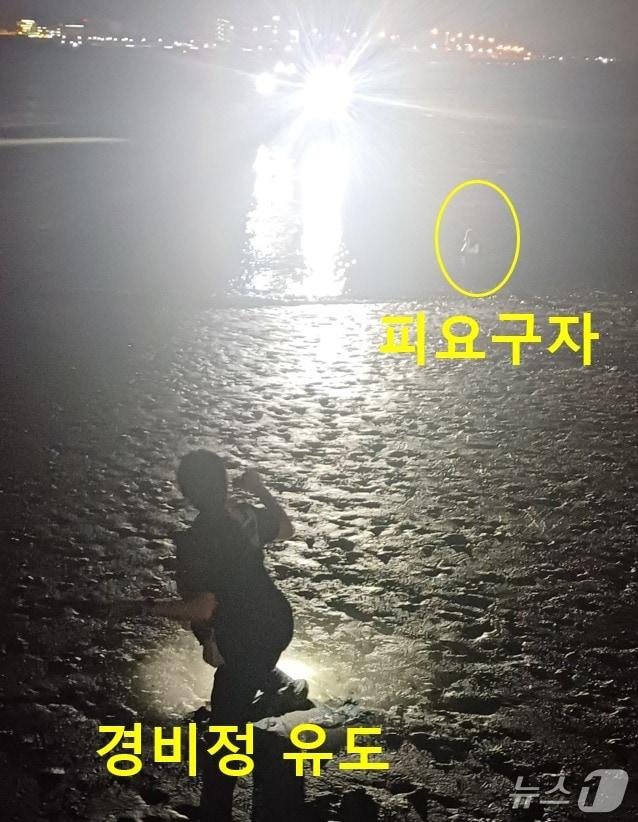 본문 이미지 - 박희경 순경이 요구조자를 구하는 모습.(영종지구대 제공. 재배포 및 DB금지)2025.8.27/뉴스1