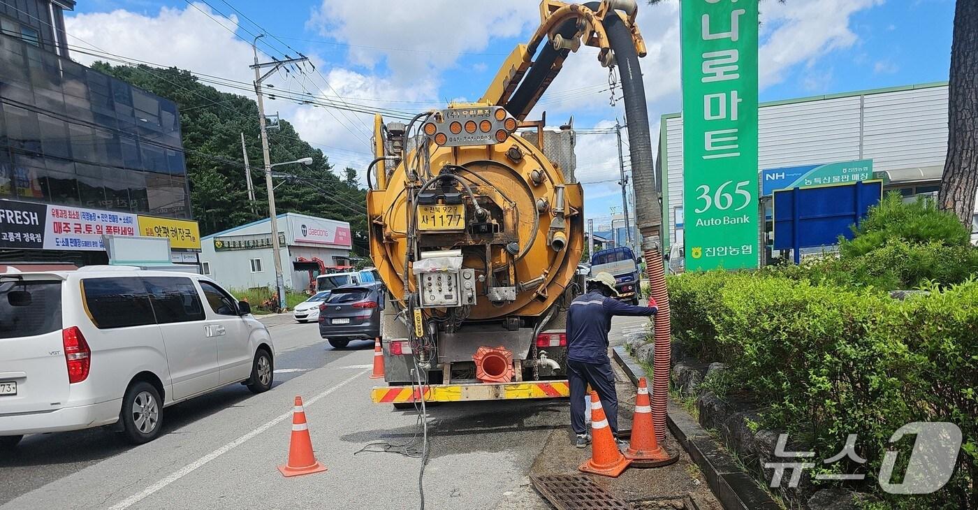 전북 진안군이 진안고원시장 인근을 비롯해 14개 구간에 대해 긴급 정비 및 준설을 완료했다..&#40;진안군제공. 재판매 및 DB금지&#41;2025.8.27/뉴스1