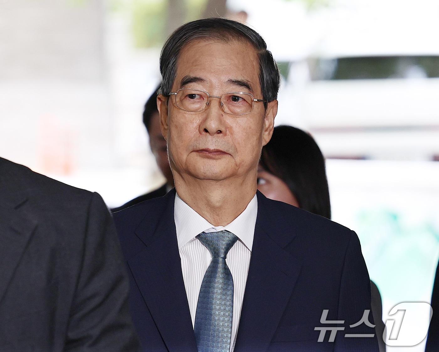 본문 이미지 - 12·3 비상계엄 과정에서 윤석열 전 대통령의 내란 행위를 방조한 혐의를 받는 한덕수 전 국무총리가 8월 27일 오후 서초구 서울중앙지방법원에서 열린 구속 전 피의자 심문&#40;영장실질심사&#41;에 출석하고 있다. 2025.8.27/뉴스1 ⓒ News1 구윤성 기자