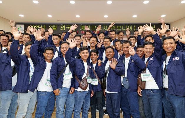 본문 이미지 - 캄보디아 외국인 계절근로자 환영식.(괴산군 제공. 재판매 및 DB금지)/뉴스1