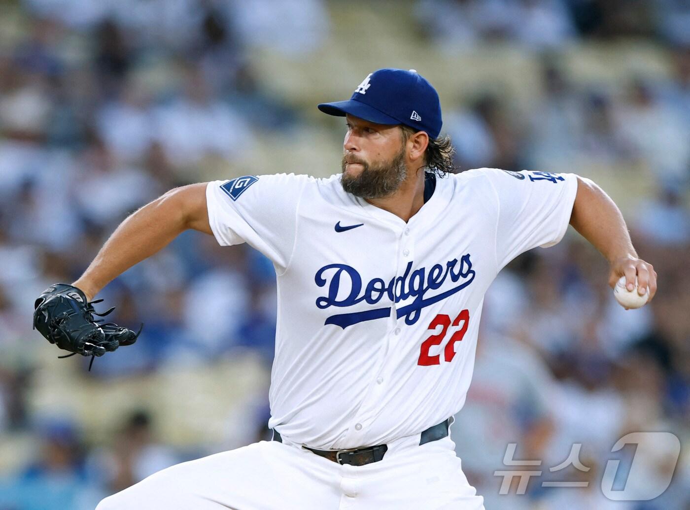 본문 이미지 - LA 다저스 투수 클레이턴 커쇼가 27일(한국시간) 열린 2025 메이저리그 신시내티 레즈전에서 5이닝을 1실점으로 막고 시즌 9승을 올렸다. ⓒ AFP=뉴스1