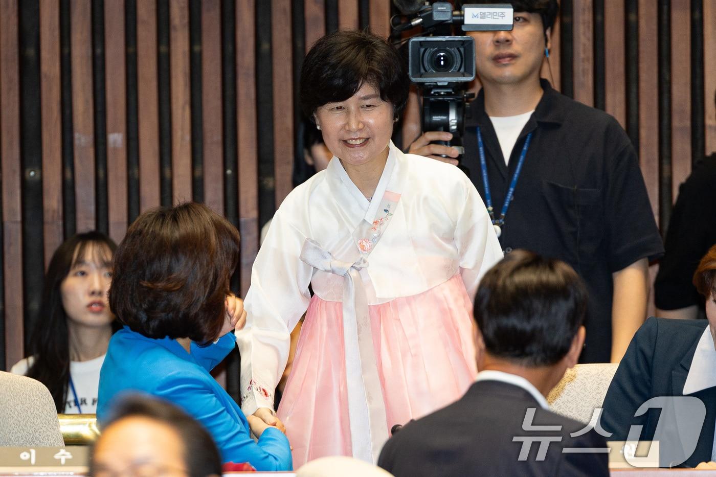 본문 이미지 - 백혜련 더불어민주당 의원이 27일 서울 여의도 국회에서 열린 의원총회에 한복을 입고 참석하고 있다. 2025.8.27/뉴스1 ⓒ News1 유승관 기자