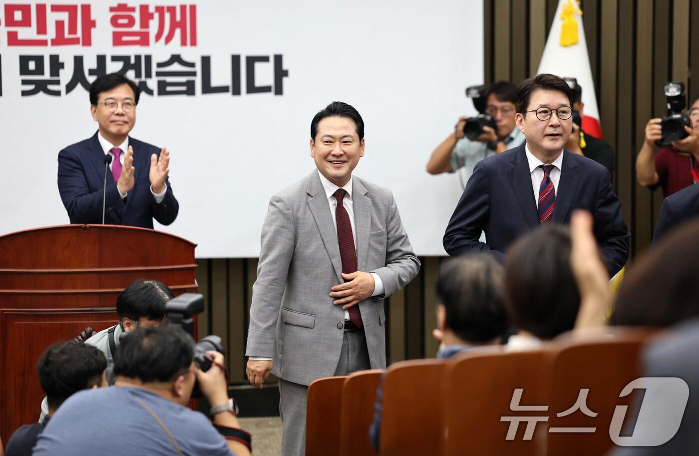 장동혁 국민의힘 대표가 27일 오후 서울 여의도 국회에서 열린 의원총회에서 인사하고 있다. 2025.8.27/뉴스1 ⓒ News1 이승배 기자