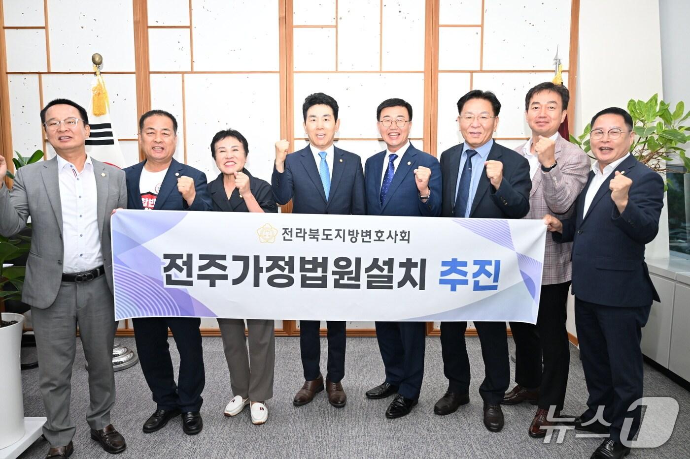 완주군의회는 전날(26일) 의장실에서 전북지방변호사회와 간담회를 가졌다고 27일 밝혔다.(의회 제공. 재판매 및 DB금지)2025.8.27/뉴스1