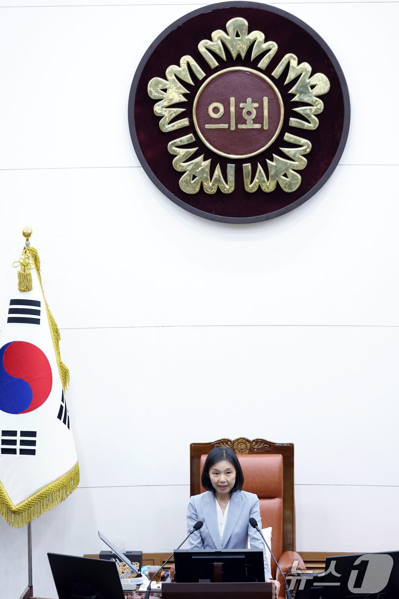 본문 이미지 - 최호정 서울시의회 의장이 27일 오후 서울 중구 세종대로 서울시의회 본회의장에서 열린 제332회 임시회 개회식에서 개회사를 하고 있다. 2025.8.27/뉴스1 ⓒ News1 박정호 기자
