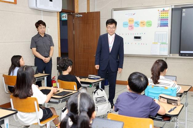 본문 이미지 - 다채움 기초학력 진단검사 참관한 윤건영 충북교육감.(충북교육청 제공. 재판매 및 DB금지)/뉴스1