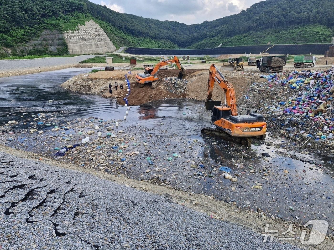본문 이미지 - 지난 19일 효천지구 주민대책위가 광주 남구 양과동에 위치한 위생매립장에서 침출수 관련 현장점검 중인 모습.&#40;독자 제공. 재판매 및 DB 금지&#41;