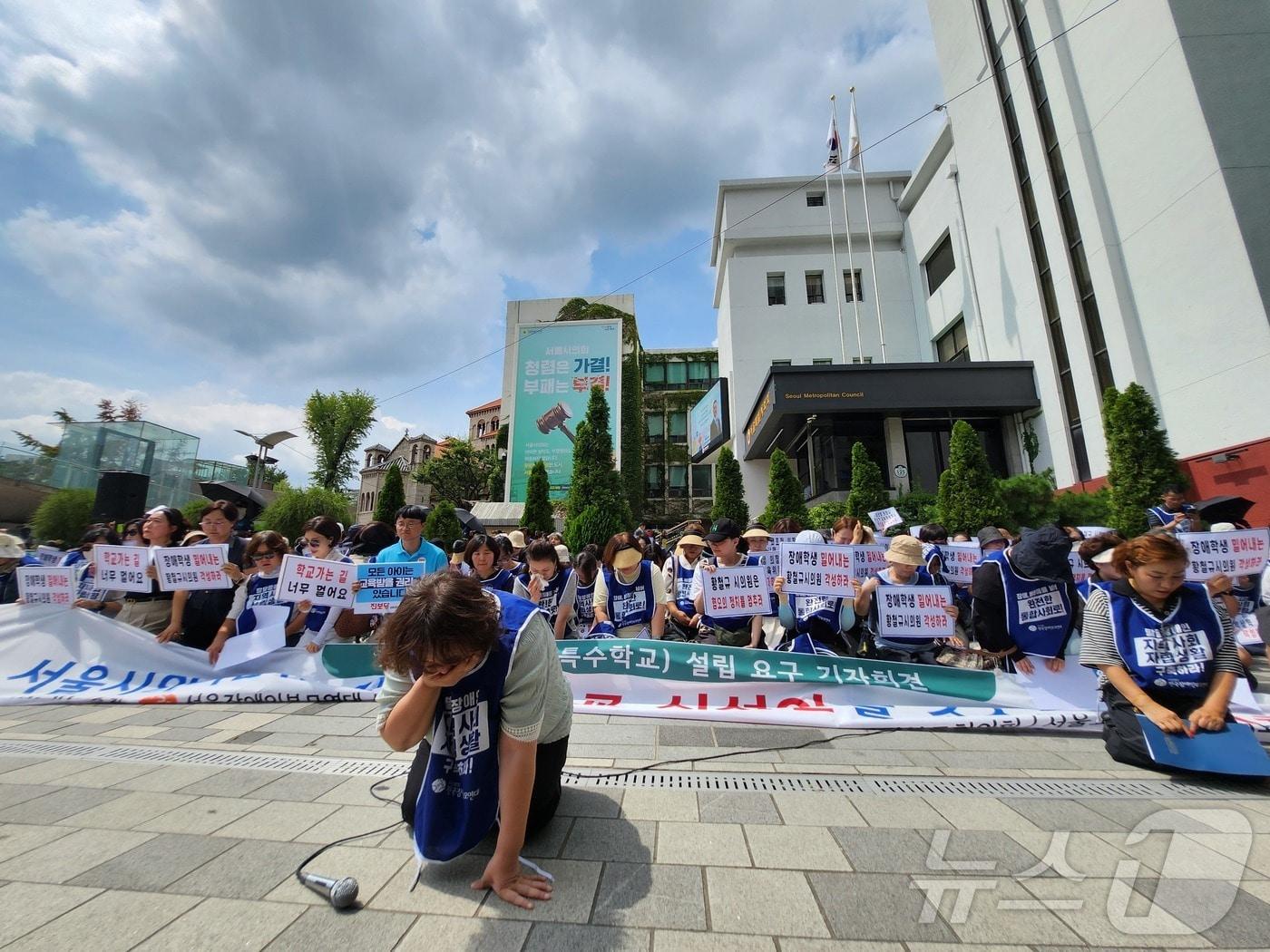 본문 이미지 - 전국장애인부모연대 서울지부 회원 등이 27일 오후 서울 중구 세종대로 서울시의회 앞에서 무릎을 꿇고 성진학교 설립을 호소하고 있다. 2025.08.27/뉴스1 ⓒ News1 장성희 기자