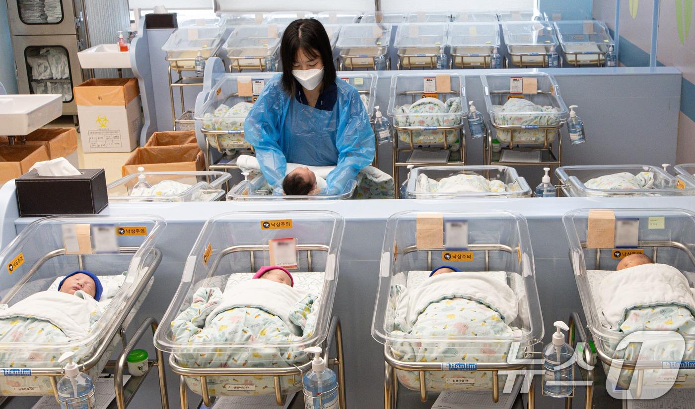 경기도 고양시 일산동구 일산차병원 신생아실의 모습.  ⓒ News1 이재명 기자