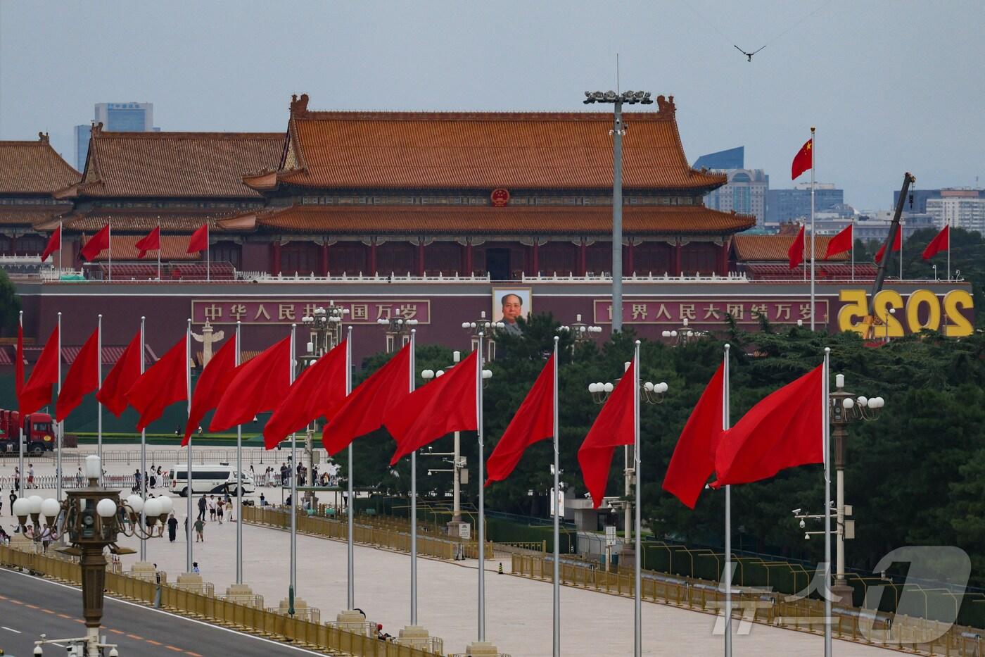 26일 중국 베이징 천안문 광장에서 깃발이 펄럭이고 있다. 천안문 광장에서는 다음달 3일 항일전쟁 및 세계 반파시스트 전쟁(제2차 세계대전) 승리 80주년 기념 열병식이 열릴 예정이다. 2025.08.26 ⓒ 로이터=뉴스1 ⓒ News1 김지완 기자