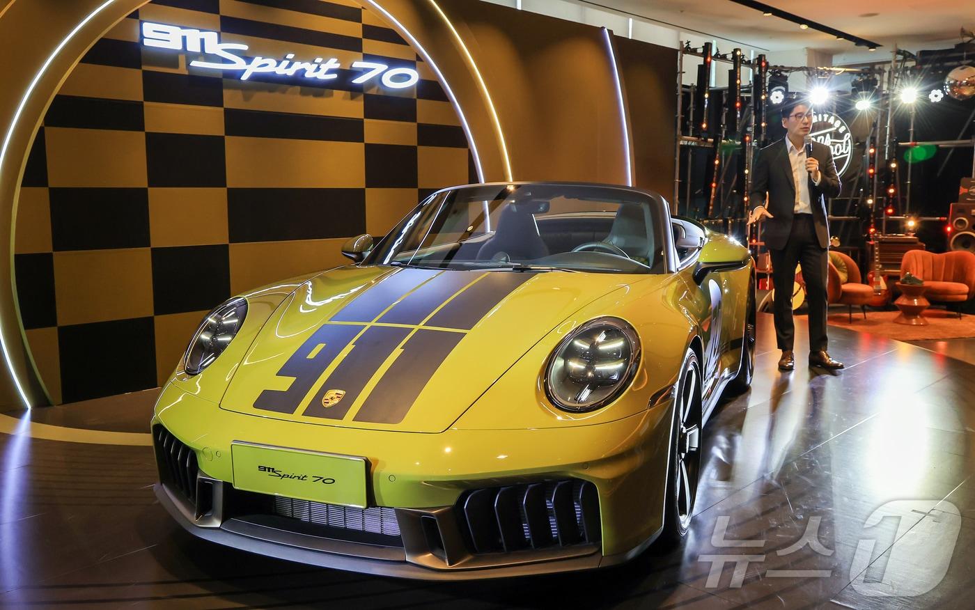 27일 오후 서울 강남구 포르쉐 스튜디오 청담에서 포르쉐의 신형 911 스피릿 70이 공개되고 있다. ‘신형 911 스피릿 70’은 1970년대 감성을 반영, 모던한 감성이 돋보이는 익스클루시브 올리브 네오(Olive Neo) 컬러, 해리티지 모델에서 영감을 얻은 그래픽 장식, 그리고 파샤 패턴 인테리어가 특징이다. 전 세계 1500대 한정 생산되는 컨버터블 모델로, 올해 10월 국내 출시예정이며 판매가격은 부가세 포함 3억 2600만원부터 시작한다. 2025.8.27/뉴스1 ⓒ News1 김진환 기자