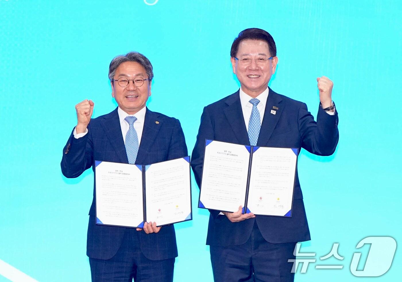 강기정 광주시장과 김영록 전남지사가 27일 나주시청 대회의실에서 열린 ‘광주·전남 특별지방자치단체 추진 선포식’에 참석해 공동협약을 체결한 후 기념촬영을 하고 있다.&#40;광주시 제공. 재판매 및 DB 금지&#41; 2025.8.27/뉴스1