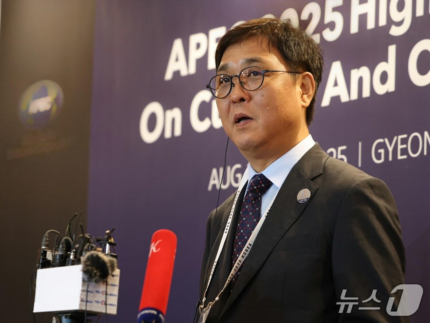 본문 이미지 - 최휘영 문화체육관광부 장관이 27일 경주 힐튼호텔에서 열린 '2025 아시아태평양경제협력체(APEC) 문화산업고위급대화'의 의미를 설명했다.
