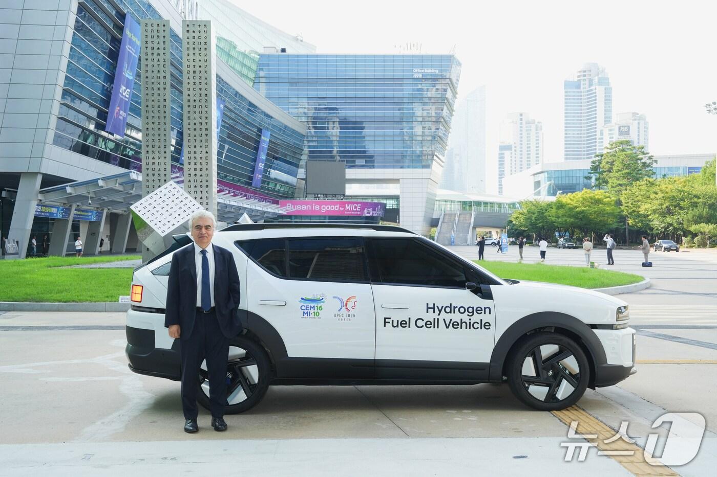  파티 비롤&#40;Fatih Birol&#41; IEA&#40;국제에너지기구&#41; 사무총장이 27일 부산광역시 해운대구 벡스코&#40;Bexco&#41;에서 개최된 ‘제16차 청정에너지 장관 회의&#39;&#40;Clean Energy Ministerial·CEM16&#41; 폐회식 참석을 위해 공식 의전 차량인 &#39;디 올 뉴 넥쏘&#39;를 이용하고 있다.&#40;현대차그룹 제공&#41;