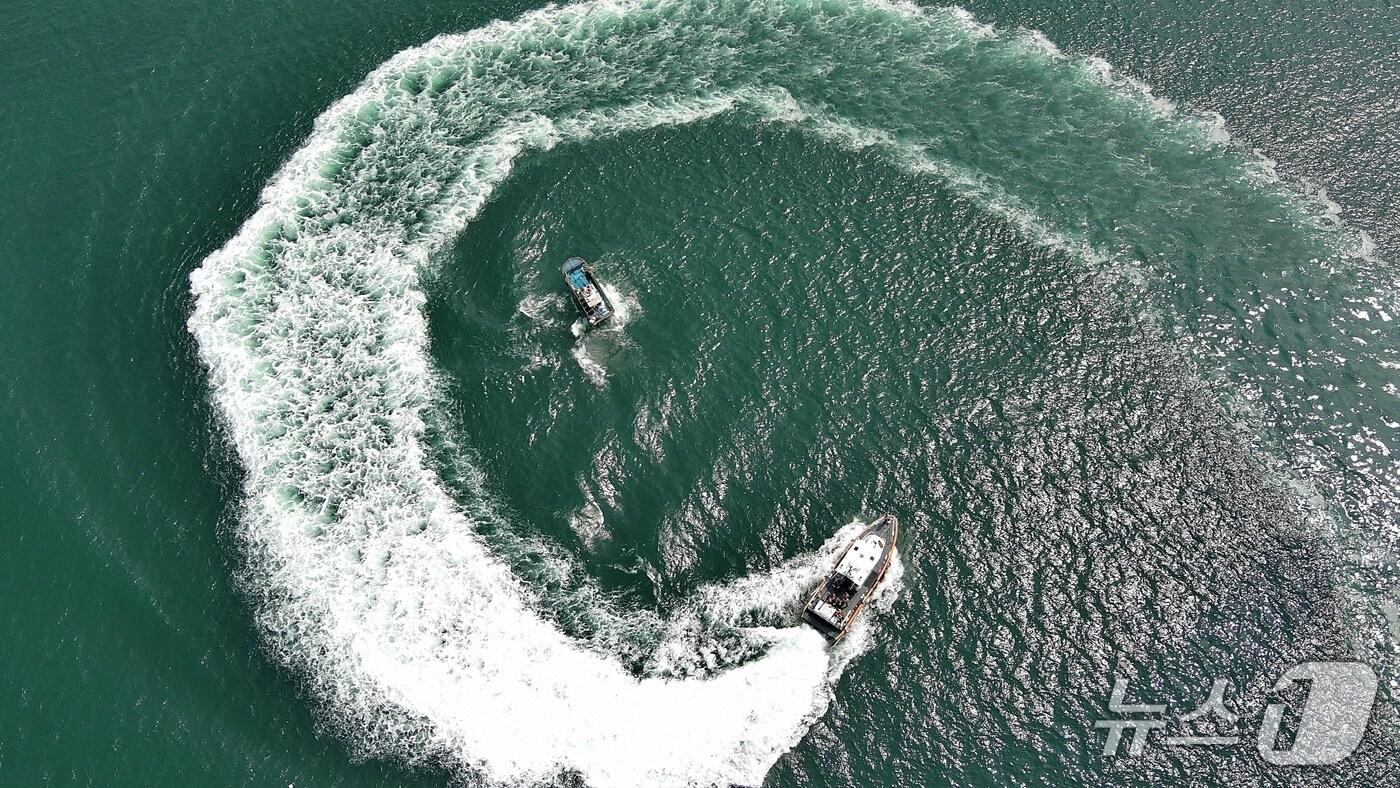 부산해경이 밀항·밀입국 국경범죄 대비 합동 훈련을 실시하고 있는 모습.(부산해양경찰서 제공. 재판매 및 DB 금지)